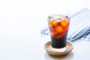 Beyaz arka planda buzlu kola.