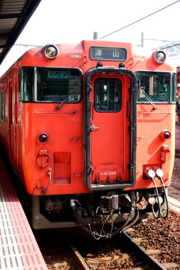 Japonya 'daki eski kırmızı tren.