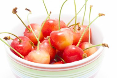 Kasede kırmızı kirazlar, yakın görüş.