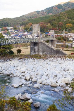 Yeşil dağlarda nehir üzerinde köprü
