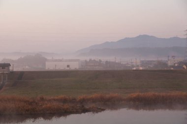Sabah nehir manzarası doğa arka planında