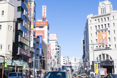 Japonya 'nın çağdaş şehir manzarasına güneşli bir bakış.