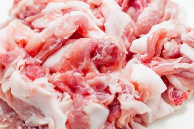 Tabaktaki taze çiğ etin yakın plan görüntüsü                     