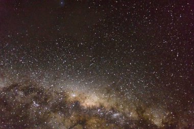 Gece gökyüzünde yıldızlar olan Samanyolu Galaksisi                