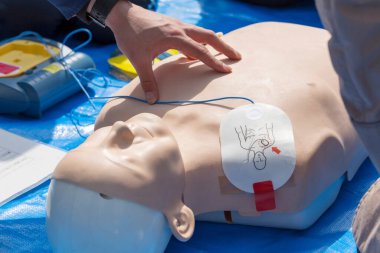 Kalp masajı eğitimi tıbbi prosedürü - Kalp masajı bebeği üzerinde göğüs kompresyonu gösteriliyor 