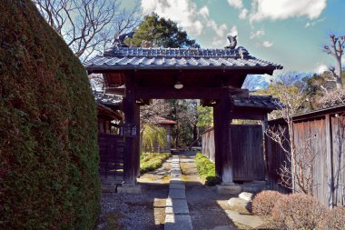 Geleneksel bir Japon türbesinin sakin fotoğrafı