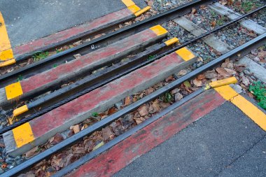 Demiryolu hatlarının ve şehrin karayolunun yakın görüntüsü, ulaşım kavramı      