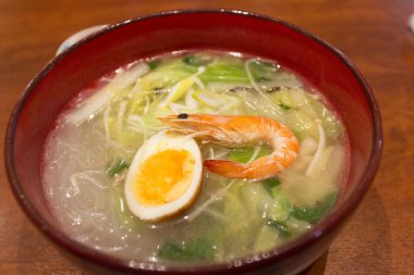 Japon erişte çorbası, yakın çekim manzaralı.