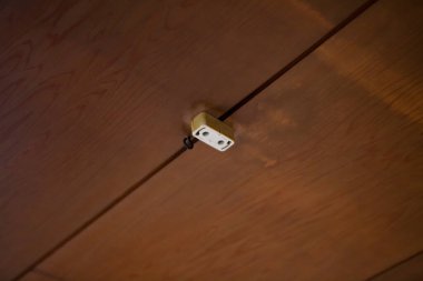 Beyaz arka planda ahşap kapı