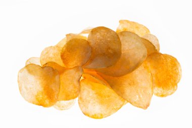 Beyaz arka planda izole edilmiş kızarmış patates cipsi..                 
