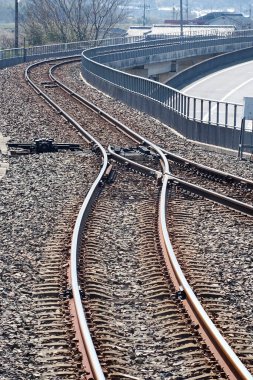 Yoldaki demiryolu rayları