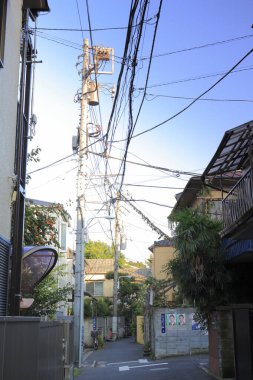 Geleneksel dar Japon caddesinin yaz manzarası 