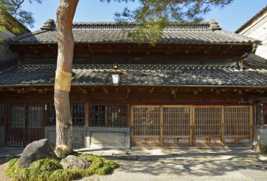 Eski bir Japon tapınağının resimli görüntüsü