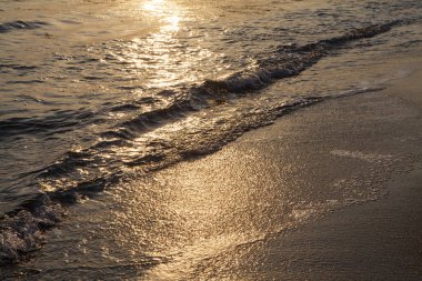 Akşamları deniz dalgalarında gün batımı