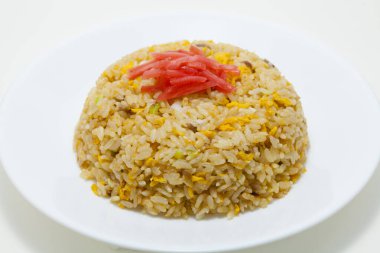 Japon geleneksel mutfağı, pirinç ve sebzeler beyaz tabakta. 