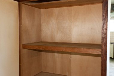 Modern evde boş ahşap gardırop