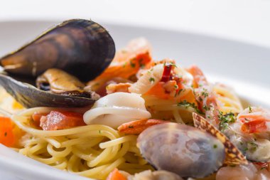 Beyaz tabakta deniz mahsullü lezzetli makarna.