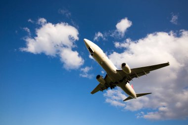 Gökyüzünde uçan uçak