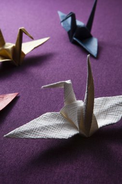 arkaplanda origami vinçlerinin yakın plan görüntüsü              
