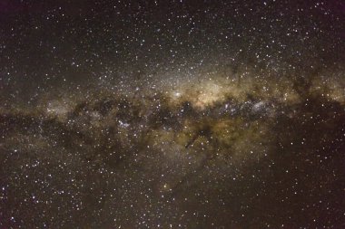 Gece gökyüzünde yıldızlar olan Samanyolu Galaksisi                