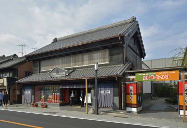 Güneşin altındaki şehir manzaralarının bir temsili..