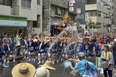 Japonya - Ağustos 2014: Sanja Matsuri Festivali sırasında ağır taşınabilir türbe (mikoshi) taşıyan bir grup Japon erkek.