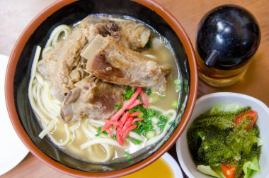 Tavuklu Japon eriştesi.