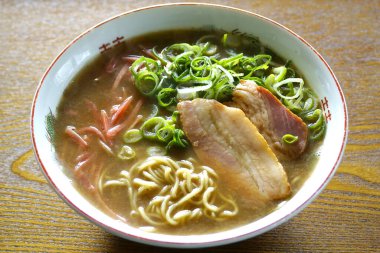 Japon mutfağı. Ramen makarnası masada.