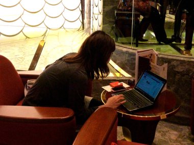 Masada dizüstü bilgisayar kullanan bir kadın.