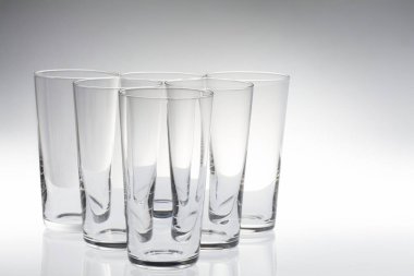 Gri arkaplanda boş bardakların yakın plan görüntüsü           