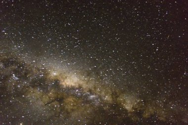 Gece gökyüzünde yıldızlar olan Samanyolu Galaksisi                