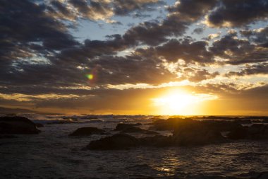 Denizin üzerinde güzel bir gün batımı