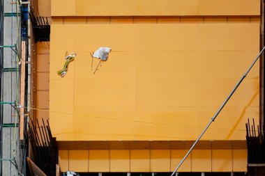 Şehir inşaatı devam ediyor ve cephe tamamlanmadı