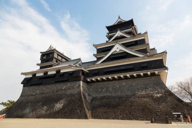 Japonya 'da mavi gökyüzü üzerindeki osaka kalesi