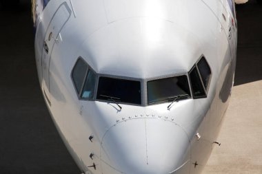 Havaalanında bekleyen ve yolcu alan uçaklar.. 