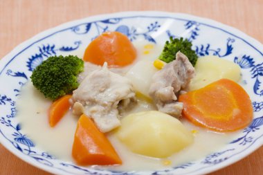 Et ve sebzeli çorba. 