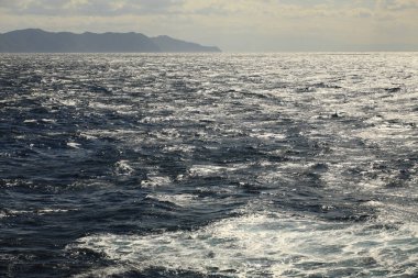 Deniz kıyısında güzel manzaralı gün batımı         