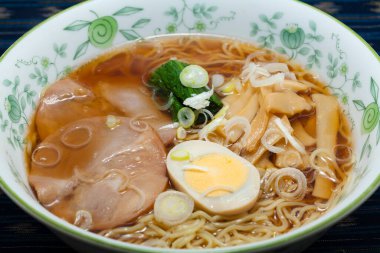 Sebze ve yumurtalı Japon eriştesi.