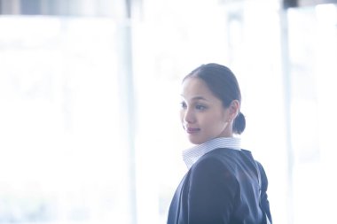 Ofisteki genç bir kadının portresi.