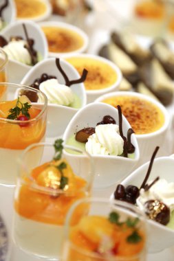 Tatlı ve meyveli tatlı masası.