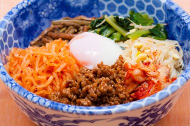 Baharatlı salamura sebzeli Pachot yumurtası, Asya yemeği. 