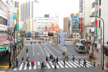 Tokyo, Japonya 'daki Ogikubo İstasyonu' nun yakınından geçen insanlar