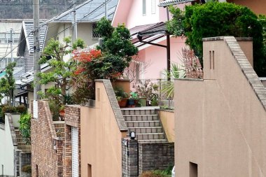 Mimarlık, Japon şehrinin güneşli ana caddesinde davetkar bir koridor oluşturuyor.