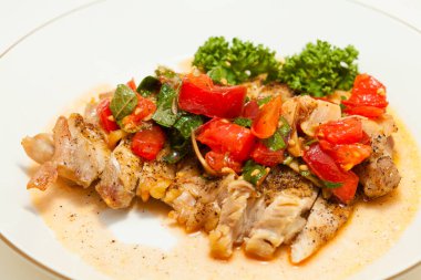 Tabağında sebzeler olan leziz ızgara et manzarası.    