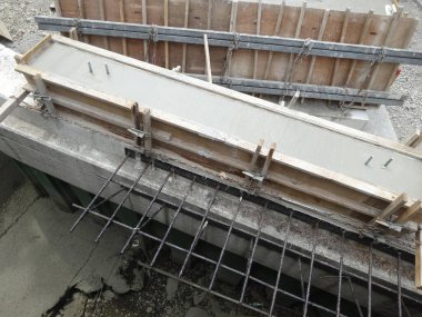 Sanayi bölgesindeki binanın metal yapısı