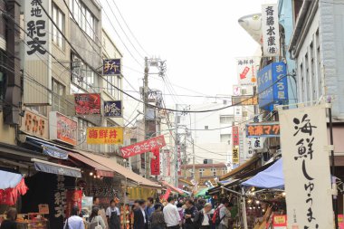 Japon şehrindeki kalabalık caddenin gündüz görüntüsü