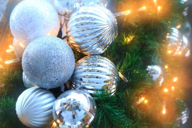 Parlak ışıklandırmalı şenlikli noel süslerinin yakın plan görüntüsü                            