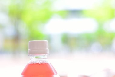 Fotokopi alanı ile bulanık arkaplanda ferahlatıcı içecek içeren şişenin yakın plan görüntüsü