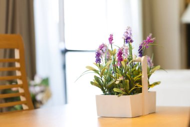 Modern oturma odasındaki masada güzel çiçekler.