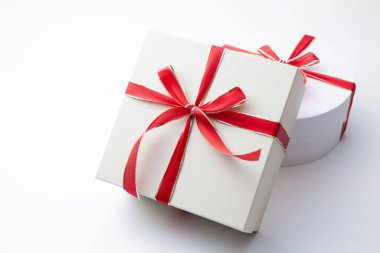 Arka planda Noel hediyesi kutuları.